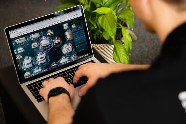 Person am Laptop beim Besuch einer virtuellen Messe 