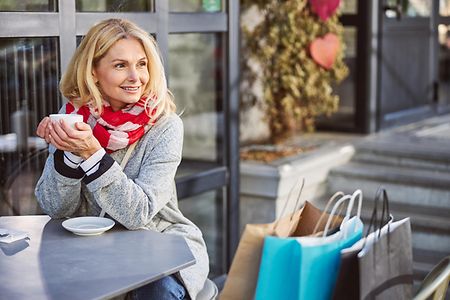 Einkaufen Kaffee trinken AdobeStock_365525218
