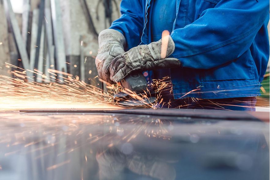 H&auml;nde mit Metallschleifer sowie Funkenflug