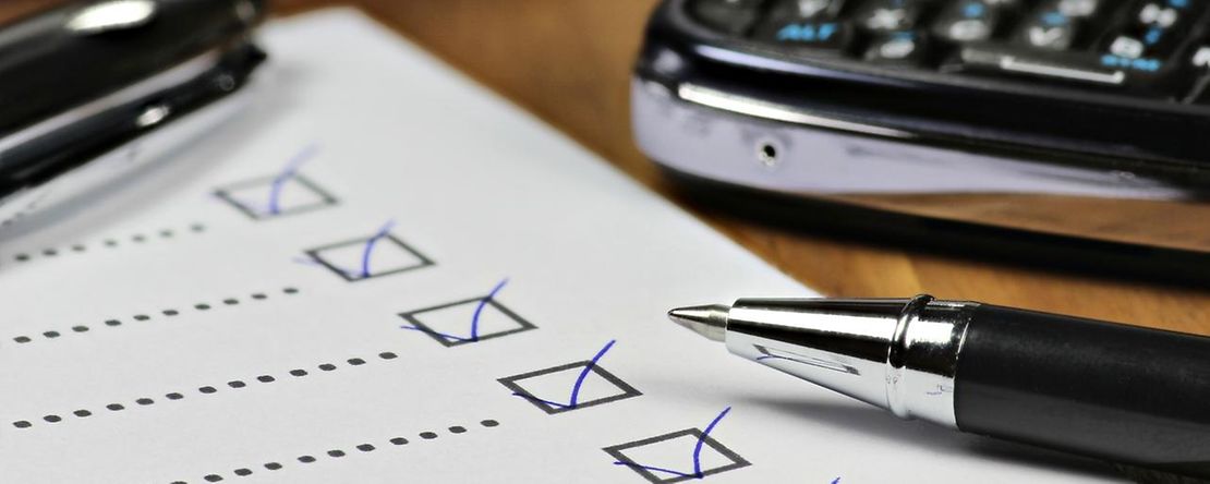 Checkliste mit Kugelschreiber