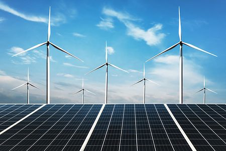 Windkraftr&auml;der und Solarpanels
