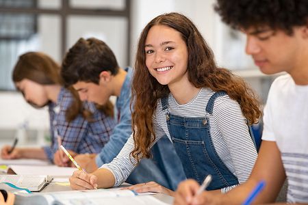Schule_Teenager_AdobeStock_387991880