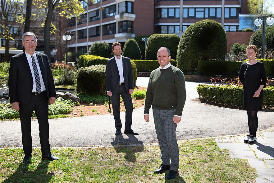 Dietmar Allgaier, Oliver Reichert, Thomas Wiesbauer und Sigrid Zimmerling vor dem Landratsamt