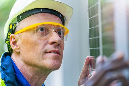 Ingenieur pr&uuml;ft Panel einer Photovoltaikanlage.