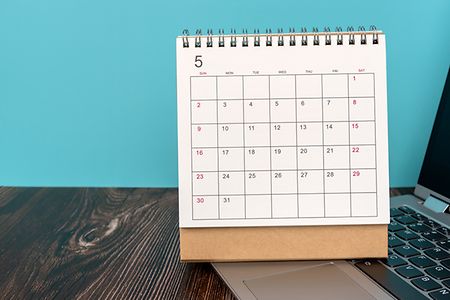 Tischkalender steht auf Laptop