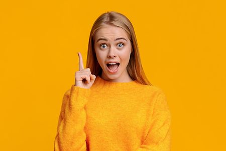 junge Frau hebt Zeigefinger