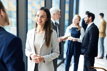 junge Frau unterh&auml;lt sich bei einem Meeting mit Mitarbeiter