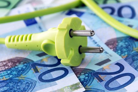 Netzwerkstecker auf Geldscheinen