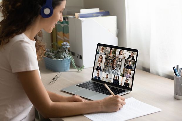 Mitarbeiterin beim Webinar