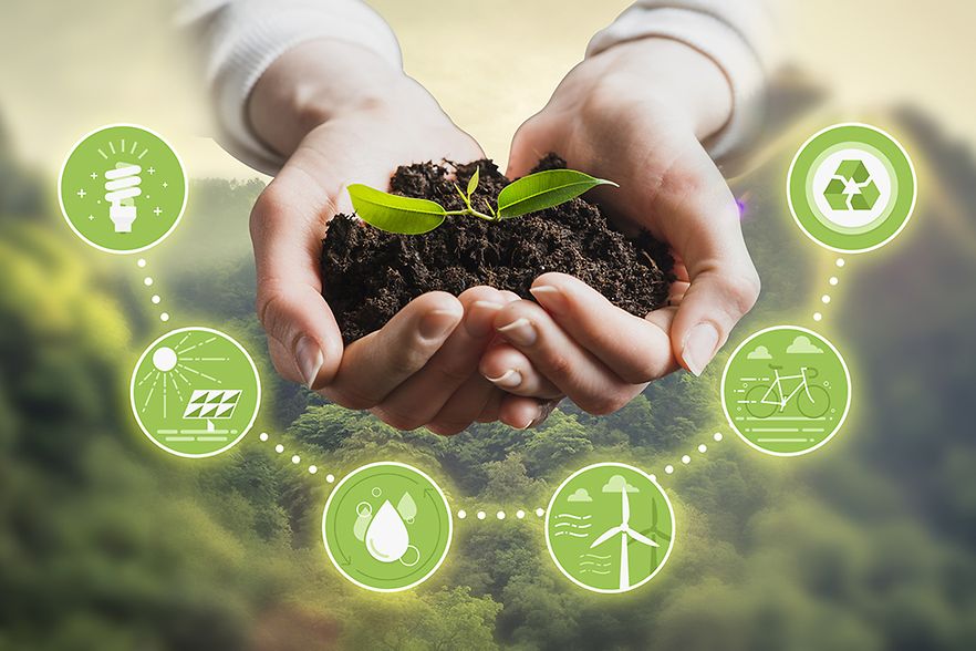 H&auml;nde mit Erde, digitale Buttons mit erneuerbarer Energie