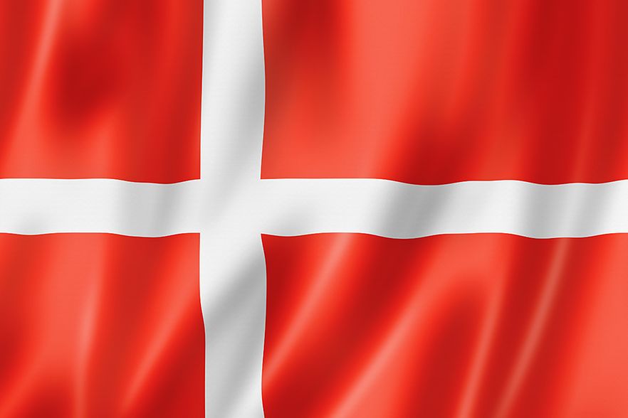 Die Flagge von D&auml;nemark: ein wei&szlig;es Kreuz vor rotem Hintergrund.