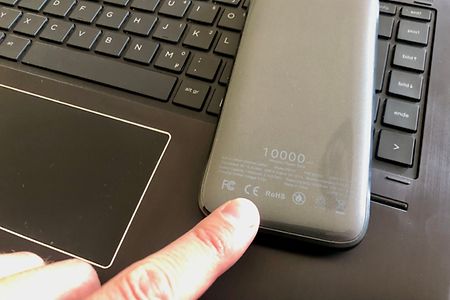 Finger zeigt auf CE-Kennzeichnung bei Akkupack.
