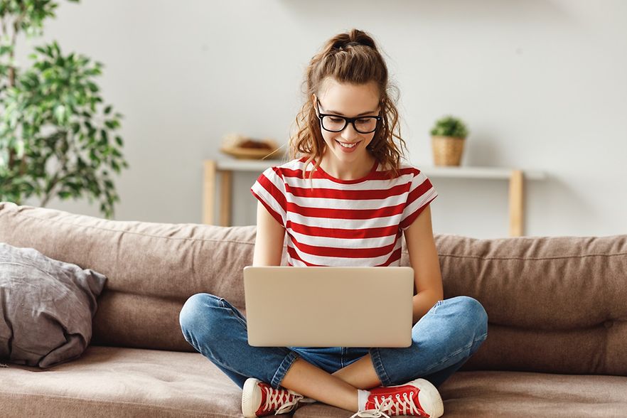 M&auml;dchen sitzend mit einem Laptop