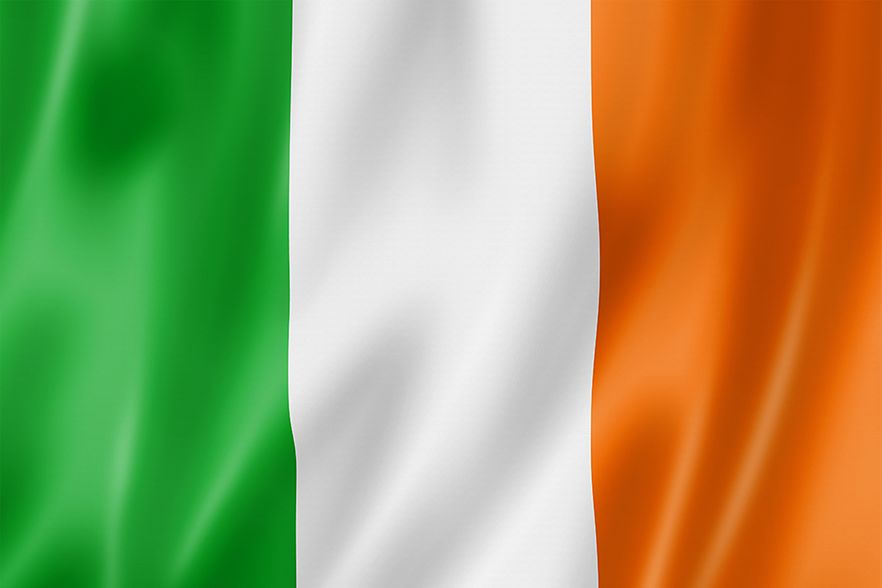 Die Flagge von Irland; gr&uuml;ner, wei&szlig;er und oranger Streifen nebeneinander