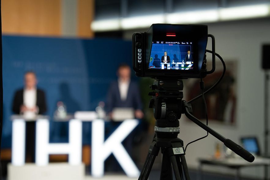 Digitale Sitzung mit Kamera und IHK-Stehtisch