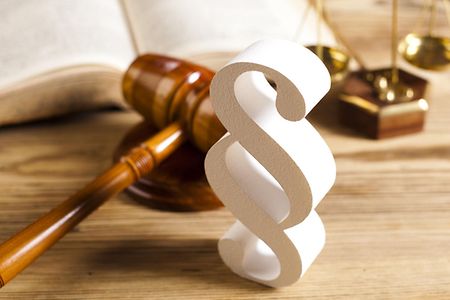 Recht_Paragraf_AdobeStock_69707901