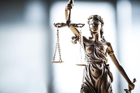 Recht_Justicia_AdobeStock_117537974