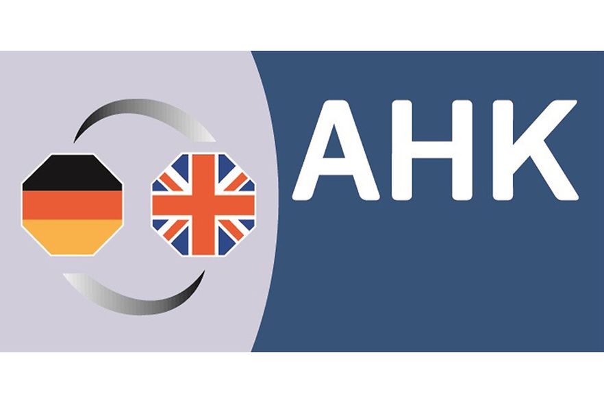 Blaues Logo auf dem die Buchstaben AHK stehen und die deutsche und die britische Flagge jeweils als Achteck dargestellt sind.