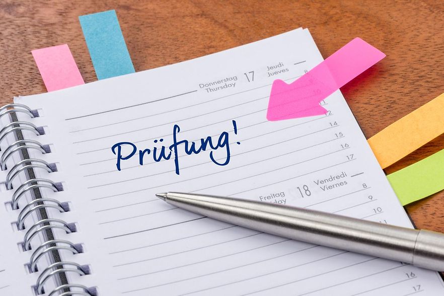 Kalender mit Hinweis Pr&uuml;fung