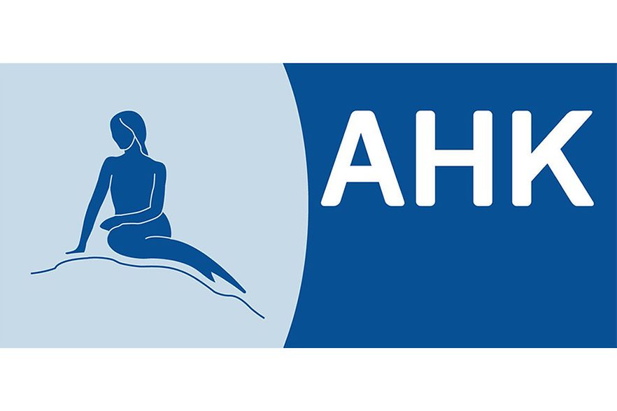 blaues Logo auf dem die Buchstaben AHK und eine blaue Frau abgebildet sind. 