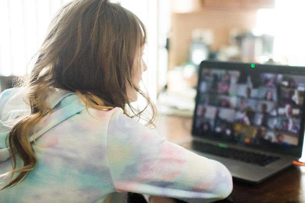 Kind vor Laptop mit virtueller Veranstaltung