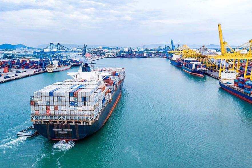 Containerschiff f&auml;hrt in Hafen ein
