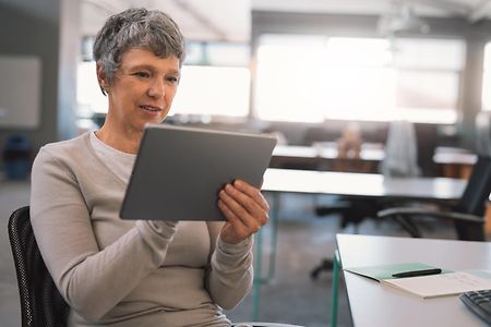 Frau mit Tablet PC