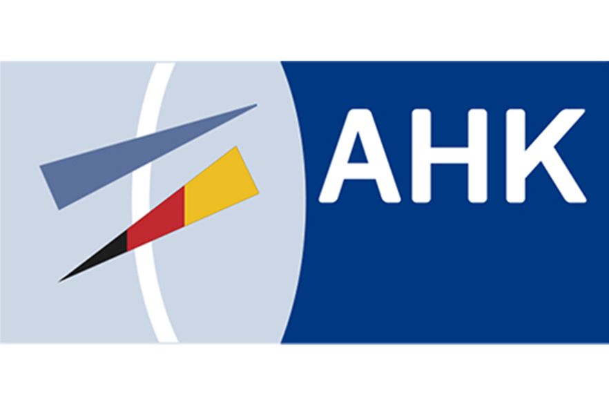 Blaues Logo auf dem die Buchstaben AHK stehen und ein blaues und ein schwarz-rot-gelbes Dreieck abgebildet sind. 