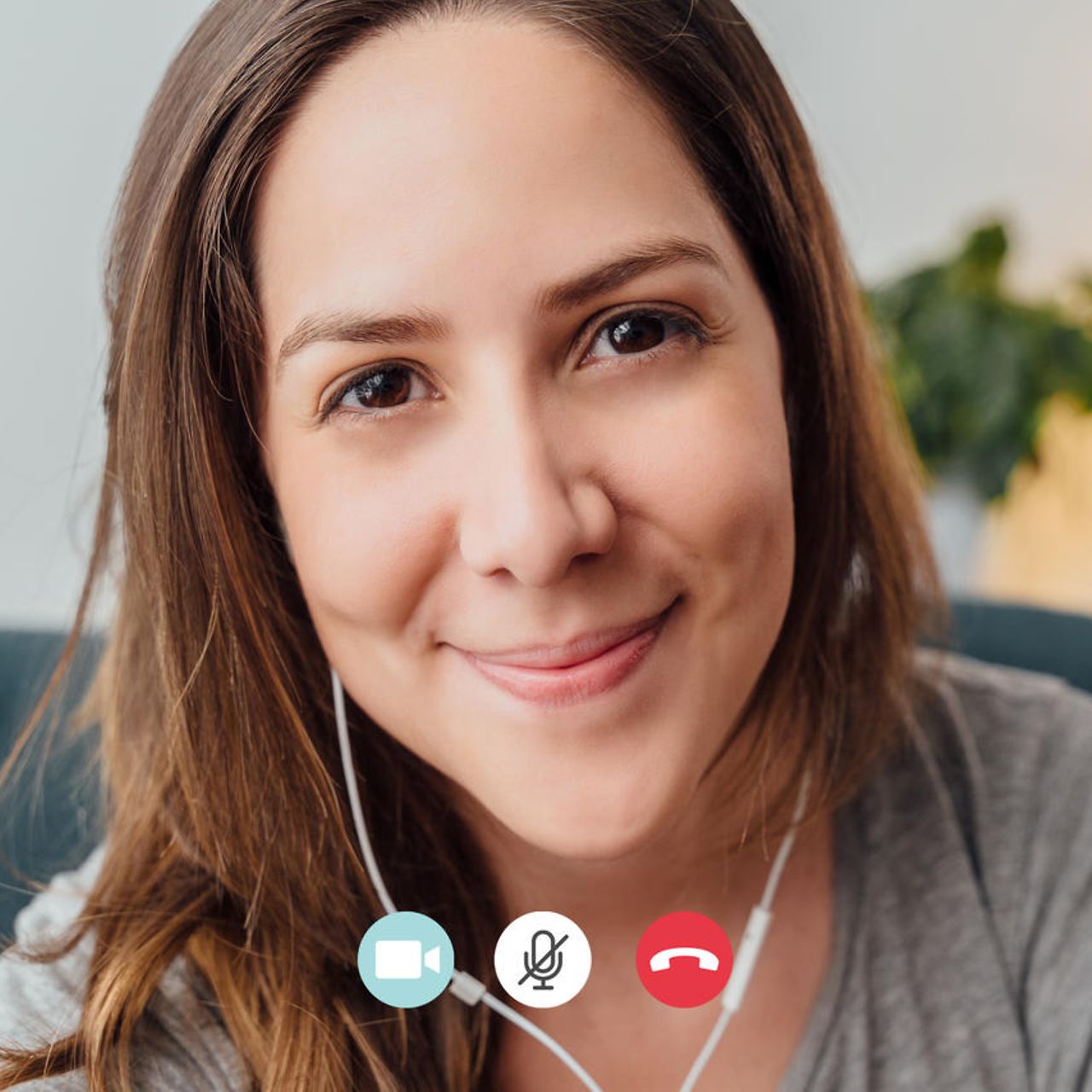 Frau lächelt aus dem Monitor des Videocalls