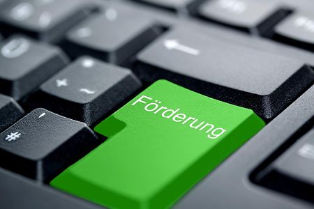 Tastatur mit gr&uuml;ner Taste und Aufschrift F&ouml;rderung