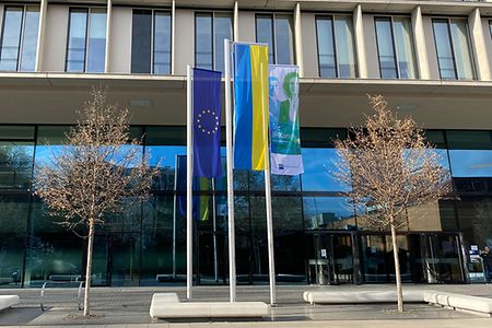 Europaflagge, Flagge Ukraine undIHK-Fahne vor dem IHK-Haus