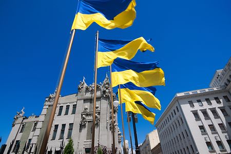 Ukrainische Flaggen wehen vor Geb&auml;uden in Kiew