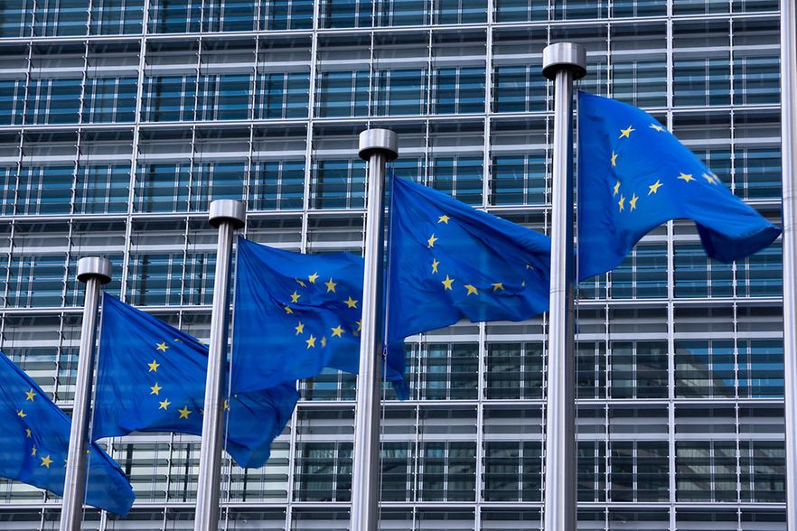 Europaflagge wehen vor Parlament