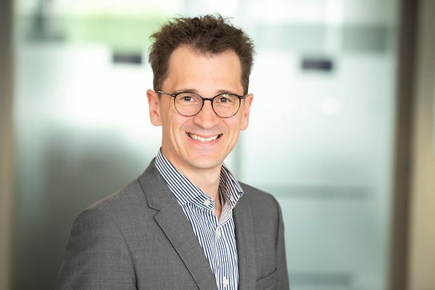 Dr. Theobald, Daniel