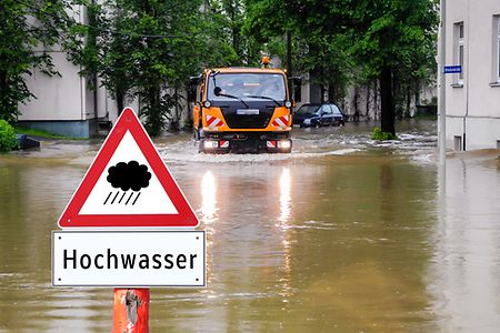 &uuml;berflutete Stra&szlig;e, Warnschild Hochwasser