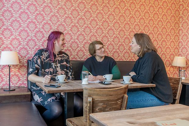 Johannah Illgner mit den Fremd-Format-Inhaberinnen Steffi Gerner und deren Ehefrau Julia