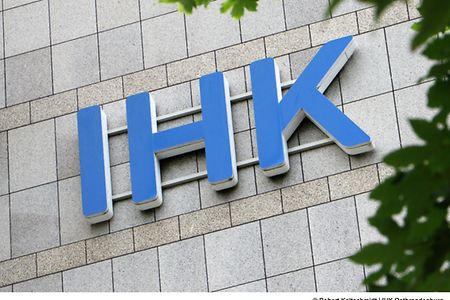 IHK-Schriftzug am Kammergeb&auml;ude in Frankfurt (Oder)