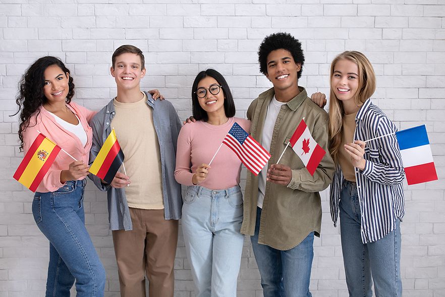 Auszubildende mit unterschiedlichen Flaggen in der Hand
