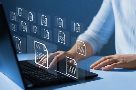 Mensch am Laptop sichtet digitale Dokumente
