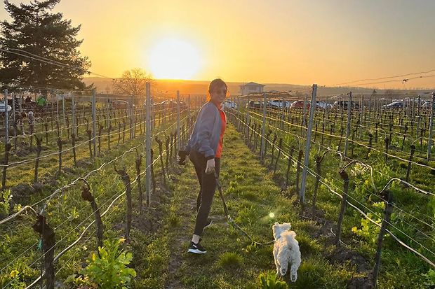 Jennifer Kettemann mit Hund in den Pf&auml;lzer Weinbergen.