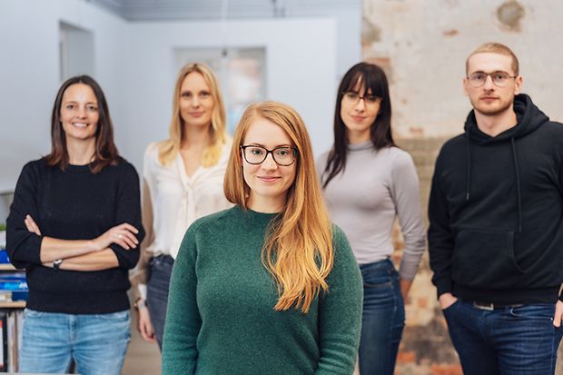 junge Frau im Vordergrund junge Leute im Hintergrund