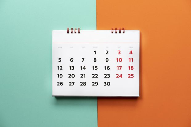 Ein Kalender auf mintgr&uuml;nem und orangem Hintergrund. 