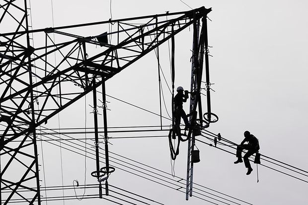 Monteure arbeiten an Hochspannungsanlage