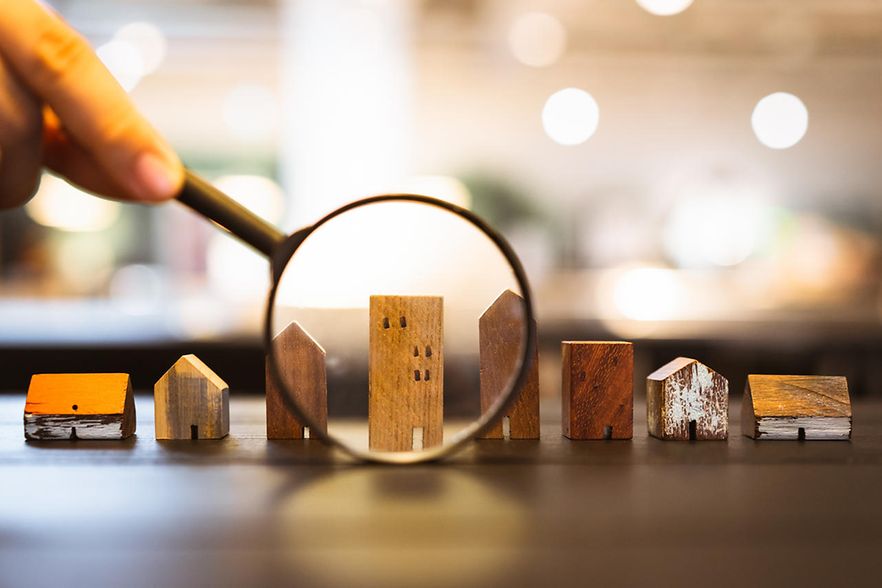 Holzhausminiaturen und eine Lupe