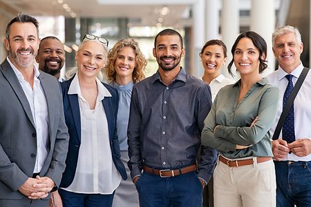l&auml;chelnde M&auml;nner und Frauen in Businesskleidung
