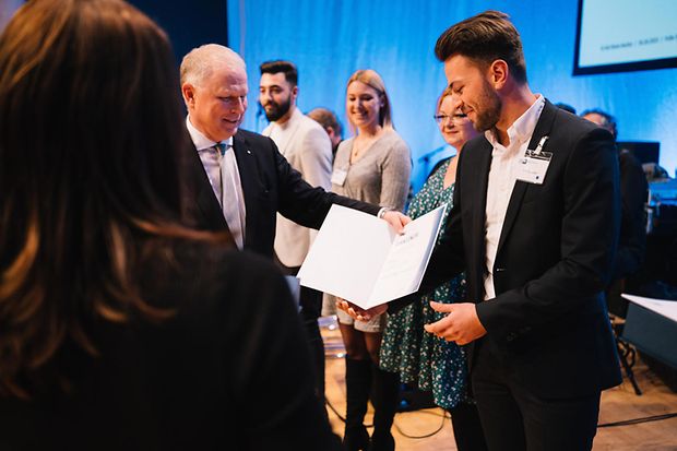 IHK-Pr&auml;sident Manfred Schnabel &uuml;berreicht Urkunde an Pr&uuml;fungsbesten