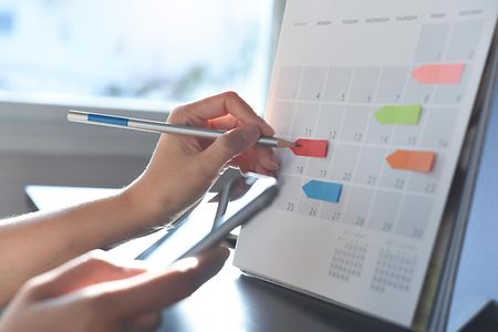 Ein Event-Planer erstellt einen Zeitplan und eine Agenda