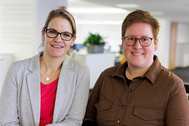 Tanja Patzer (r.) von KTR Systems und Nina Belhan von der IHK.