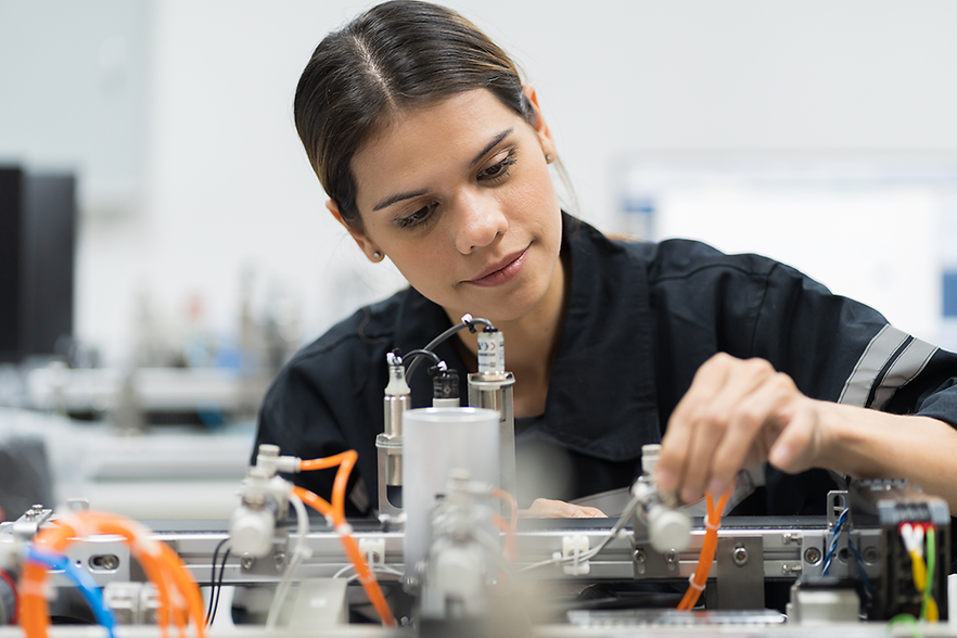 junge Frau am technischen Ger&auml;t