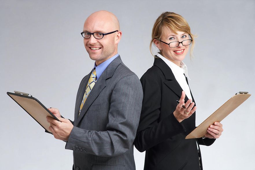 Man und Frau in Businesskleidung